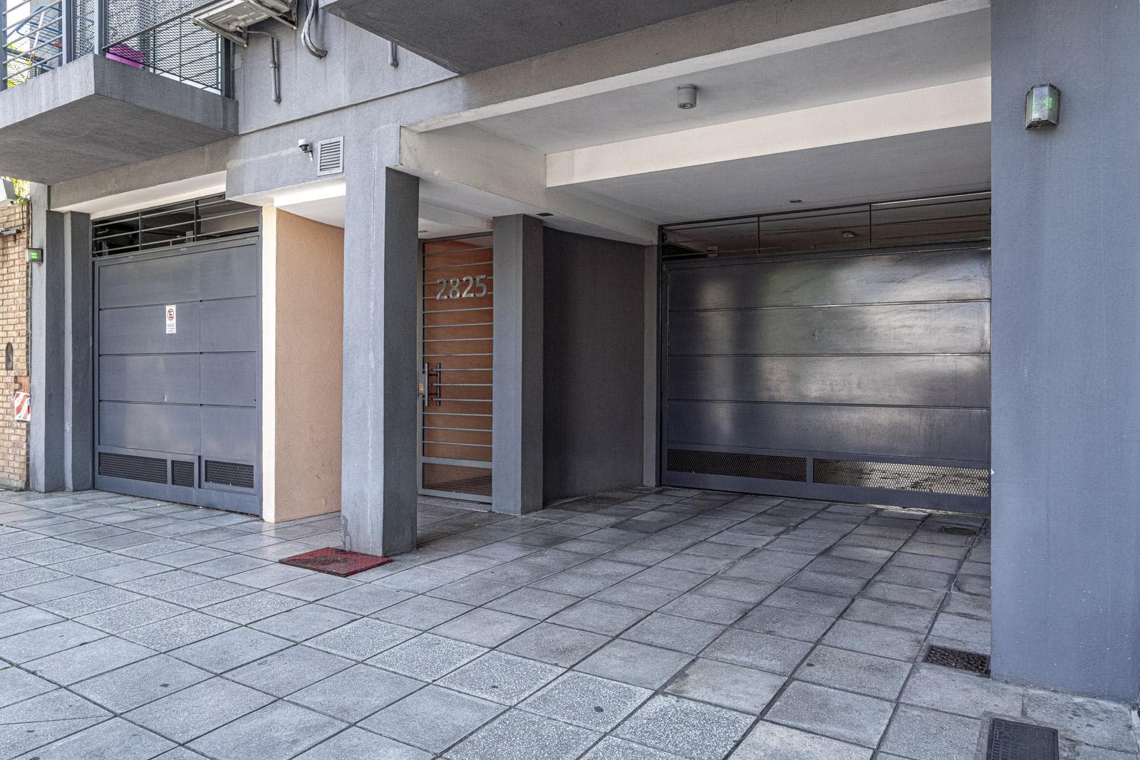 Excellent, bright studio apartment with a front-facing balcony