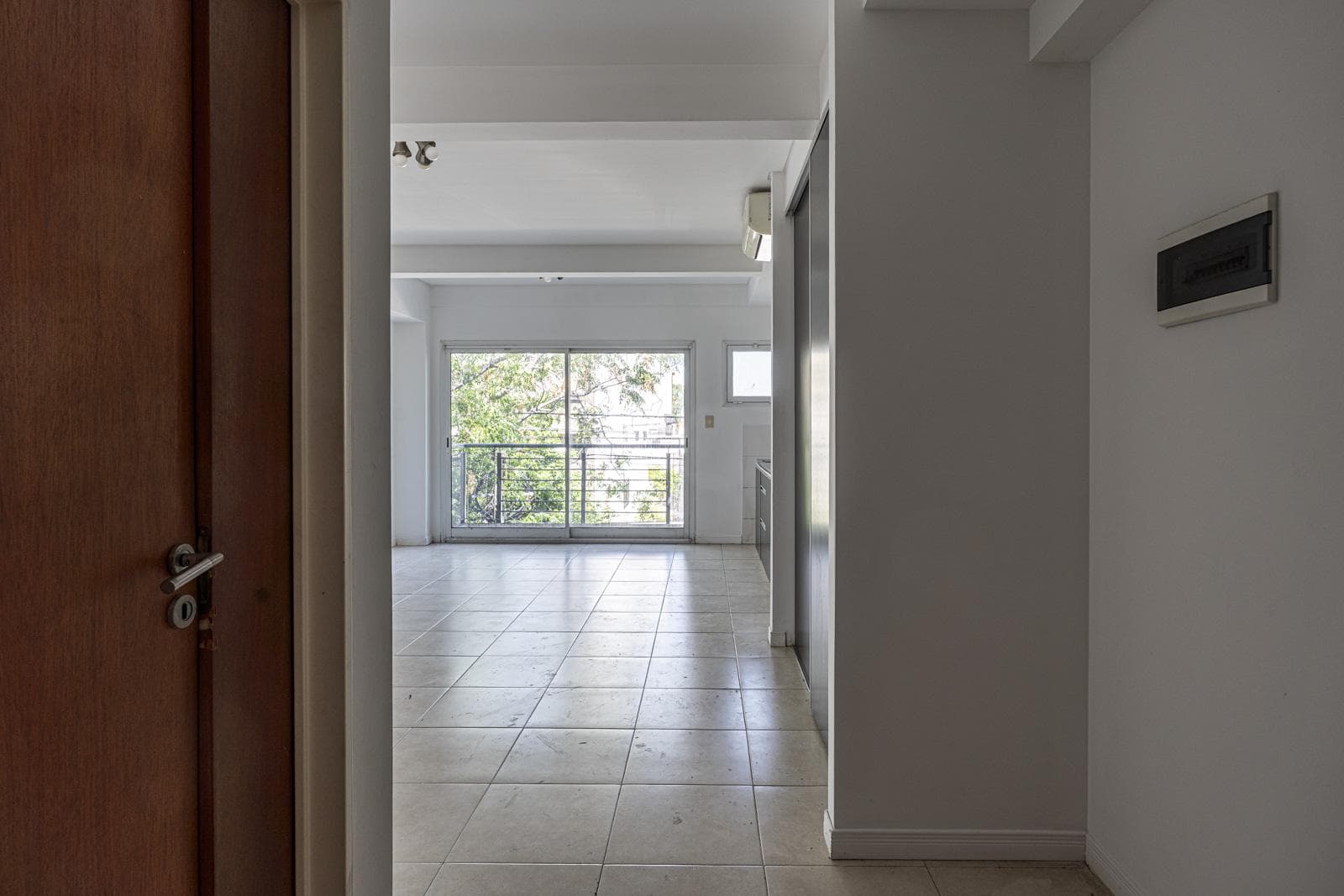 Excellent, bright studio apartment with a front-facing balcony