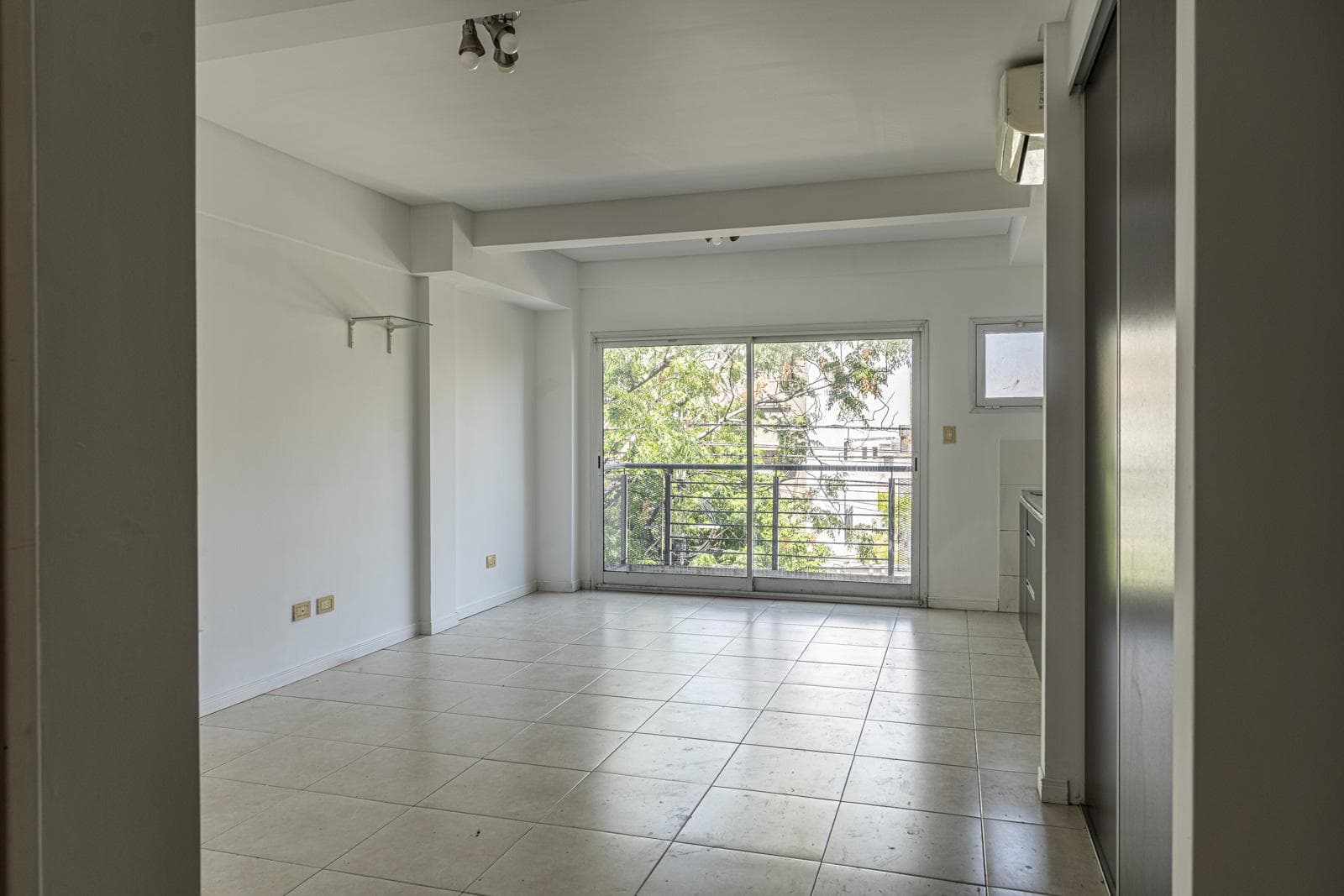 Excellent, bright studio apartment with a front-facing balcony