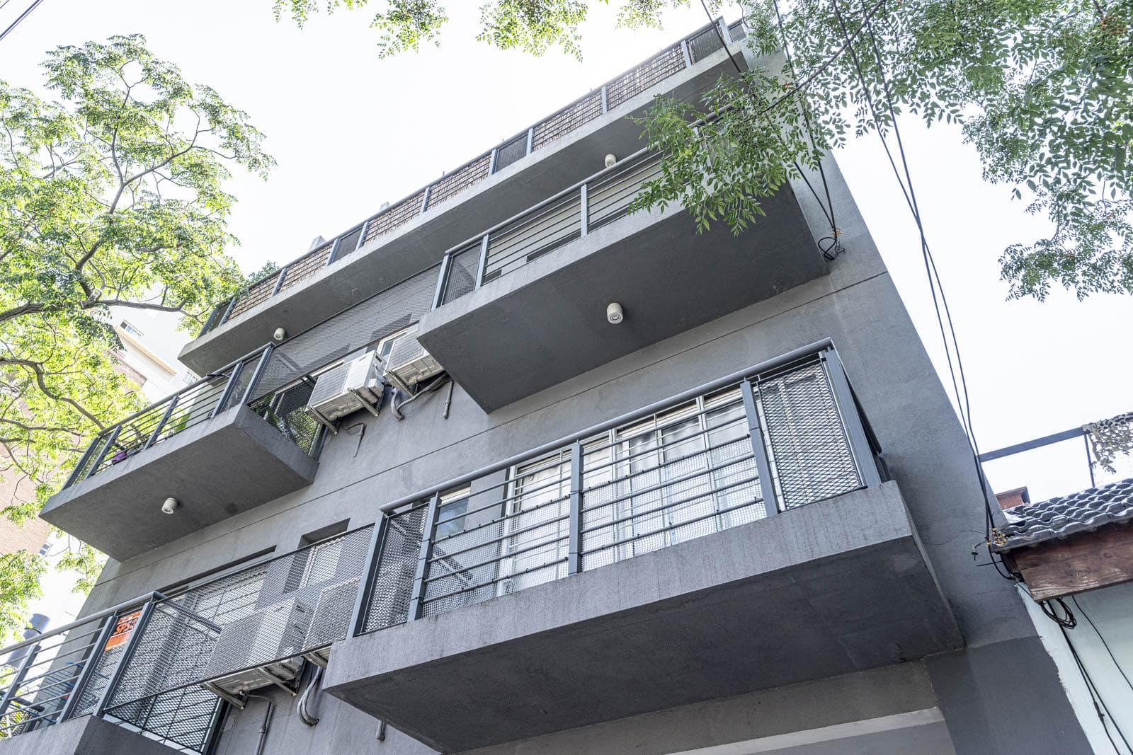 Excellent, bright studio apartment with a front-facing balcony