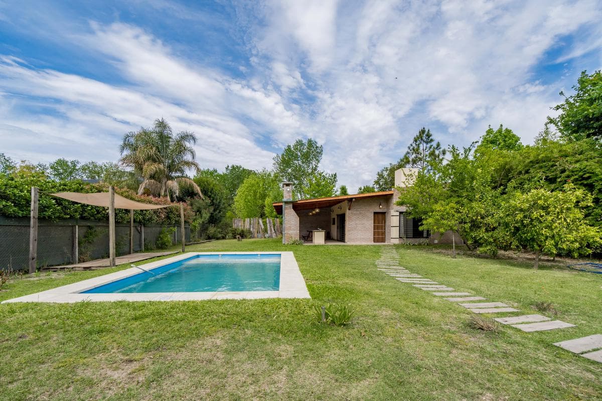 FOR SALE/TRADE - 2-bedroom house with a yard and pool - Roldán, Santa Fe.