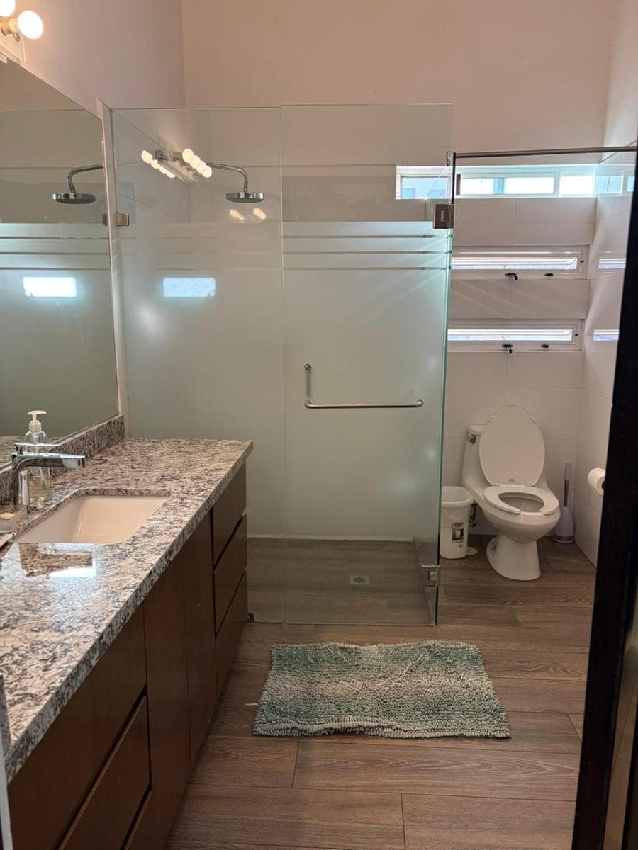 HOUSE FOR SALE IN PRIVANZAS, 5TH SECTOR