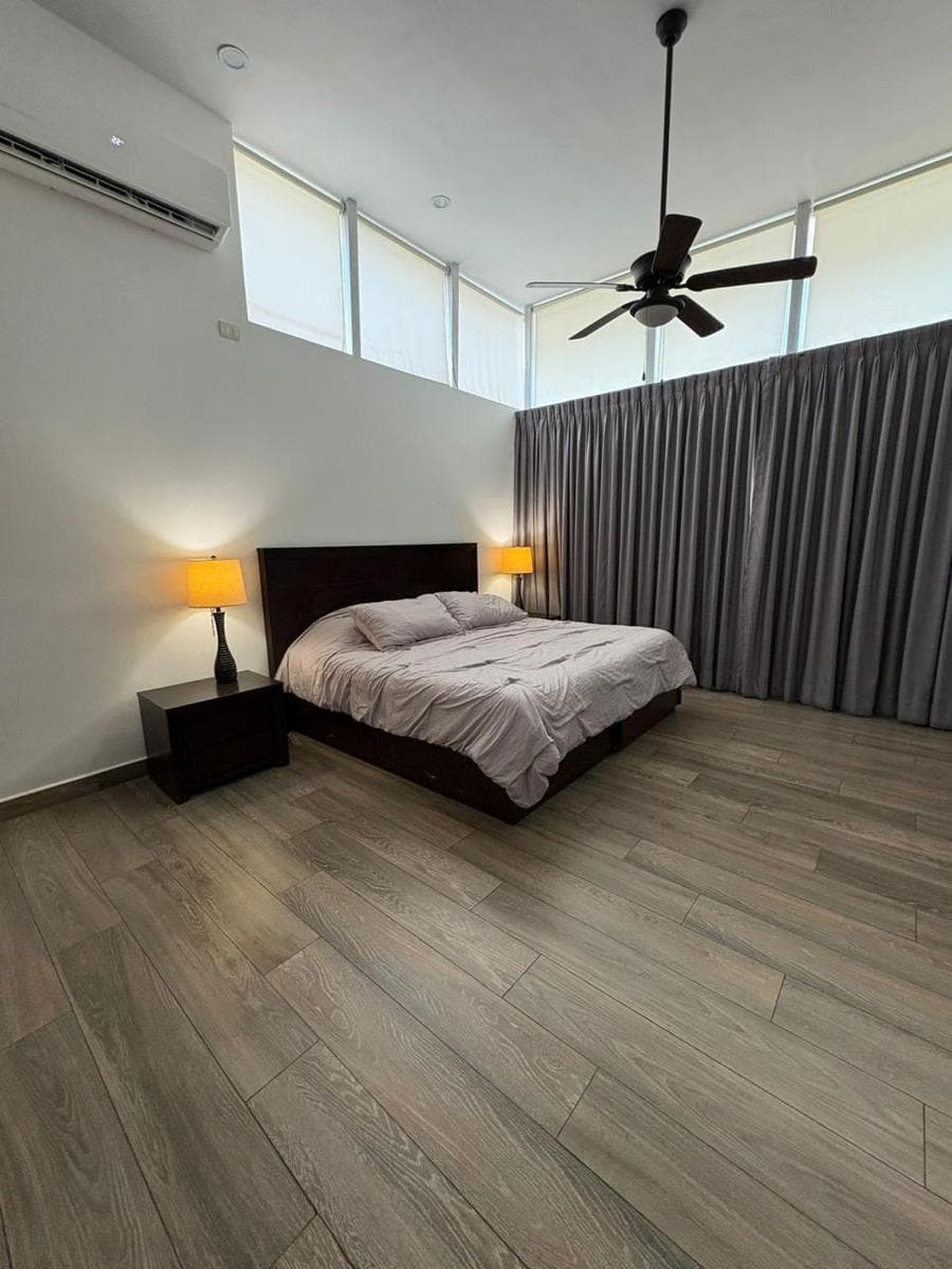 HOUSE FOR SALE IN PRIVANZAS, 5TH SECTOR