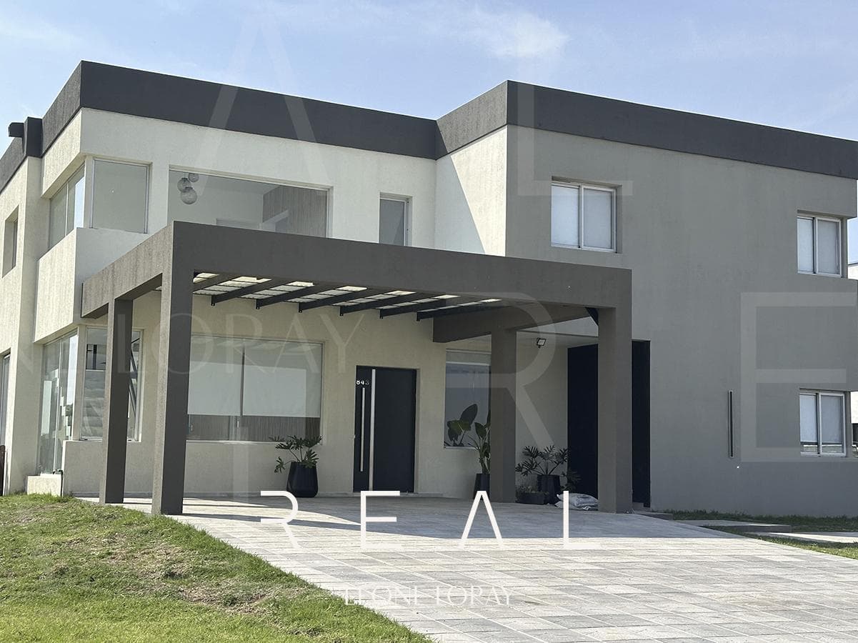 House for sale in Terralagos: 5 bedrooms with a large lot