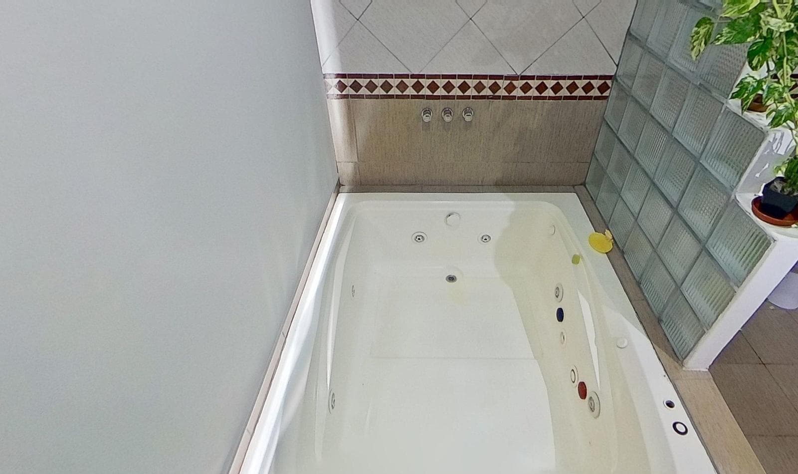 For sale: House 5 AM with pool and barbecue area in Longchamps
