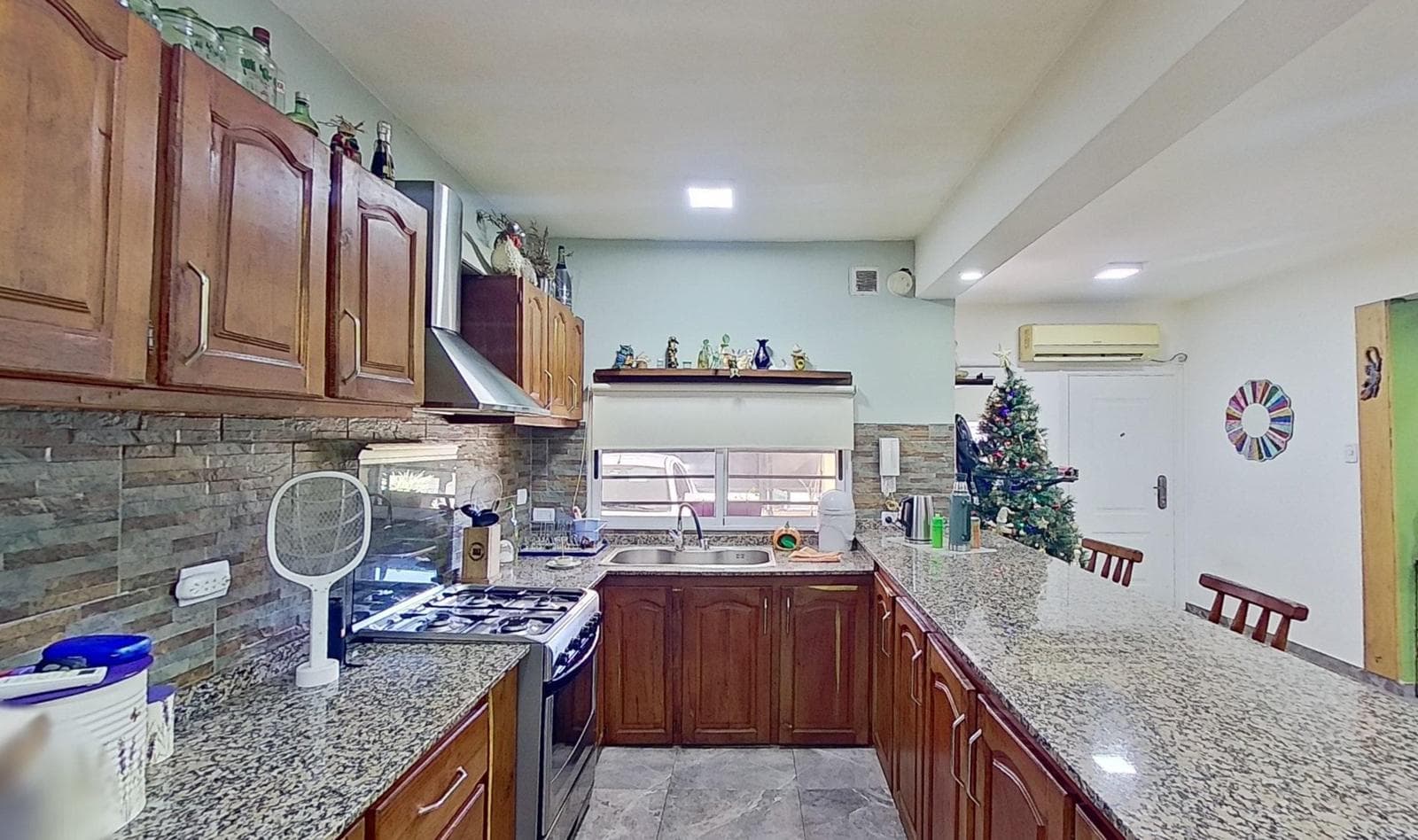 For sale: House 5 AM with pool and barbecue area in Longchamps