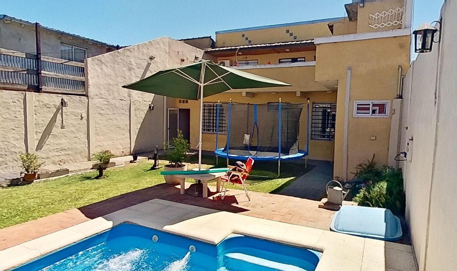For sale: House 5 AM with pool and barbecue area in Longchamps