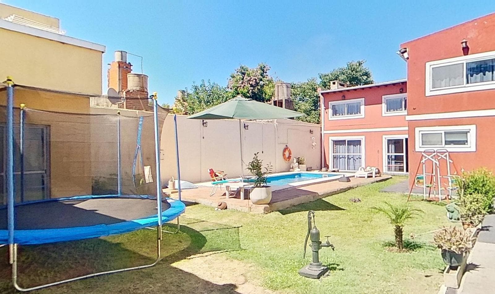 For sale: House 5 AM with pool and barbecue area in Longchamps