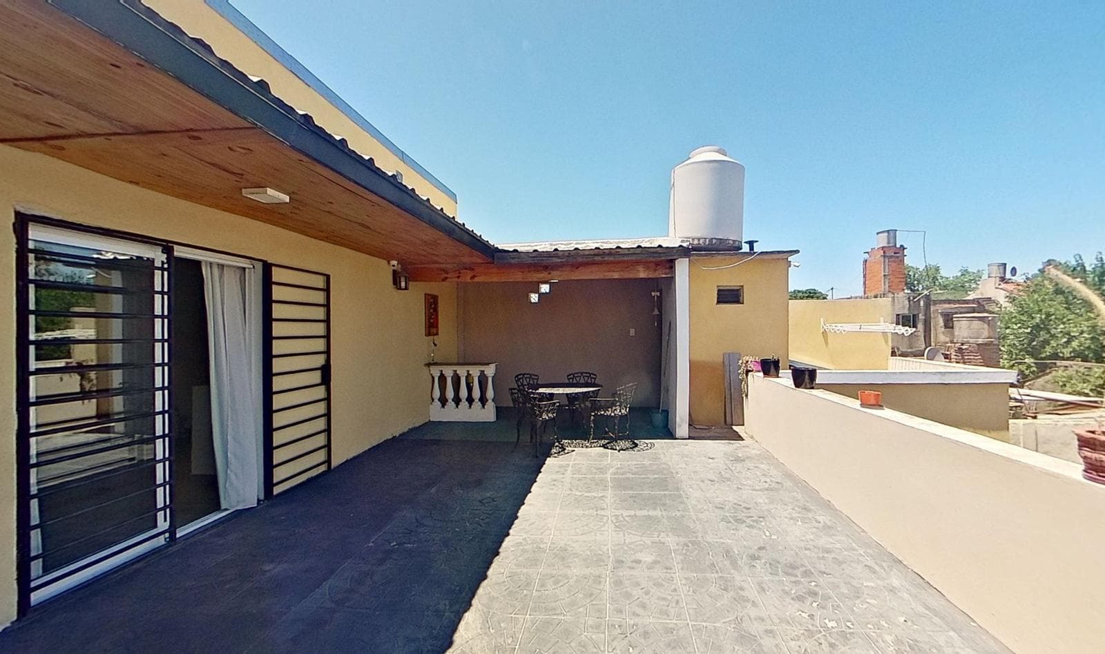 For sale: House 5 AM with pool and barbecue area in Longchamps