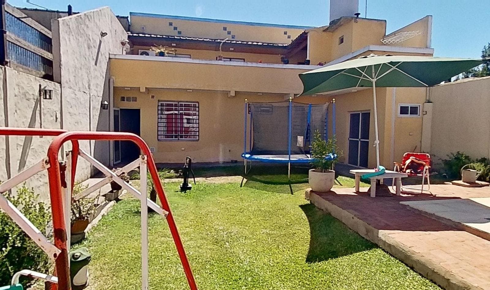 For sale: House 5 AM with pool and barbecue area in Longchamps