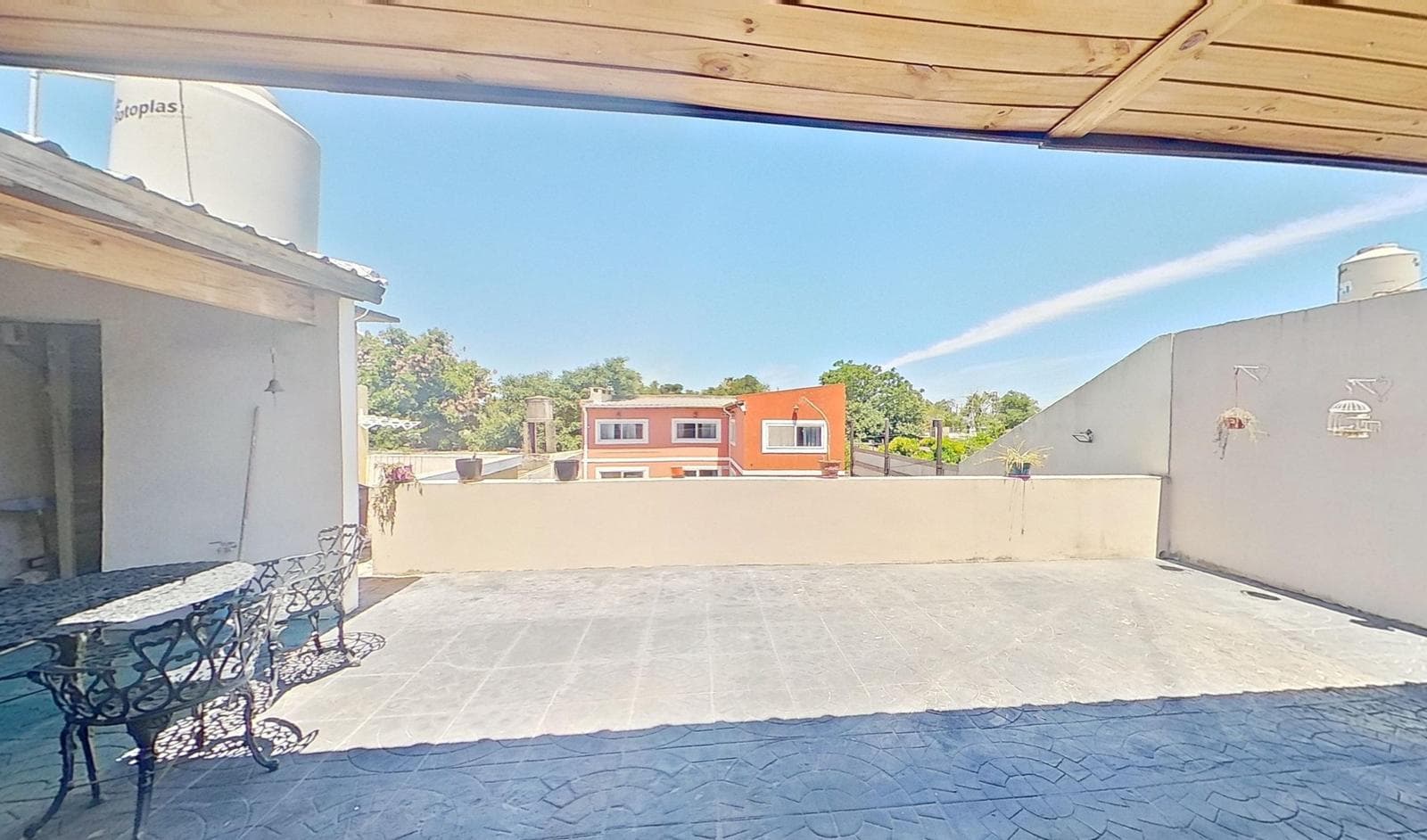 For sale: House 5 AM with pool and barbecue area in Longchamps