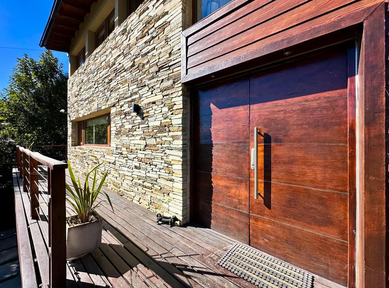 Luxury home in San Carlos de Bariloche, between Routes Km 7