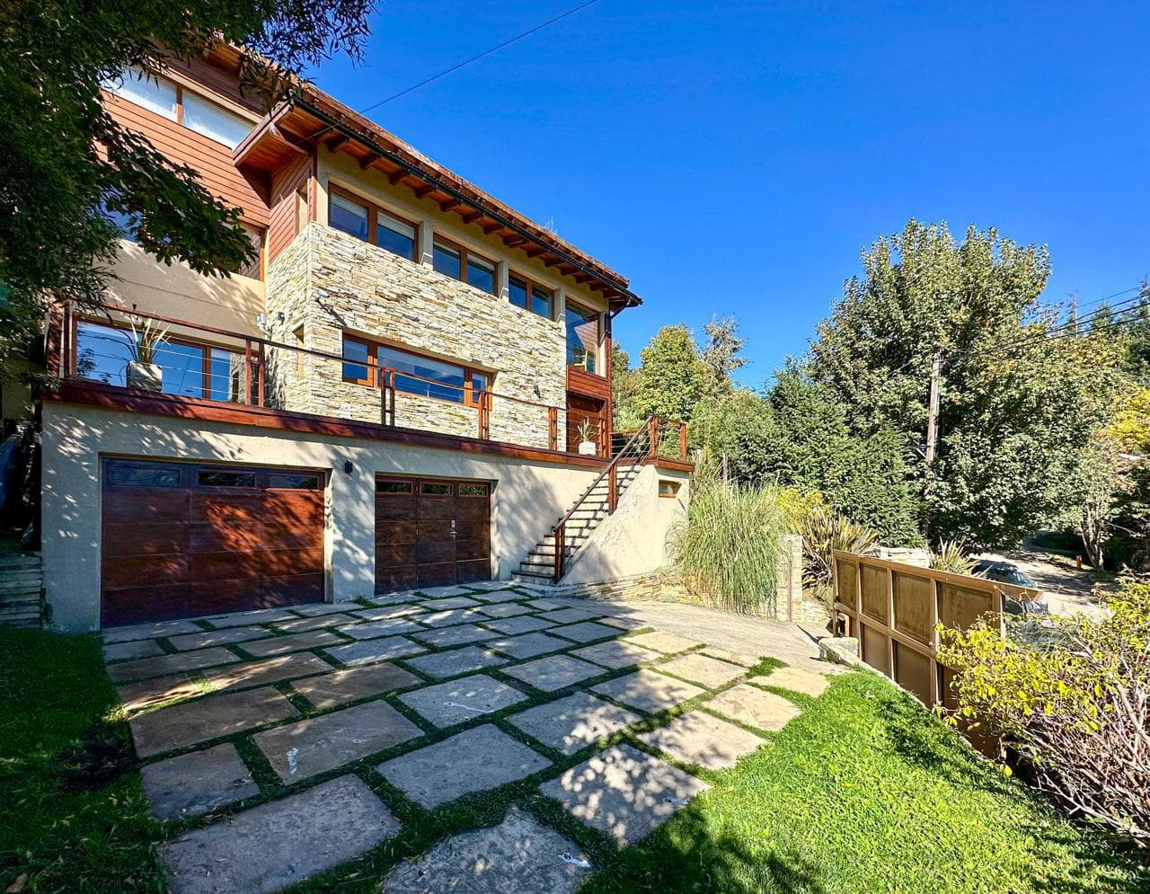 Luxury home in San Carlos de Bariloche, between Routes Km 7