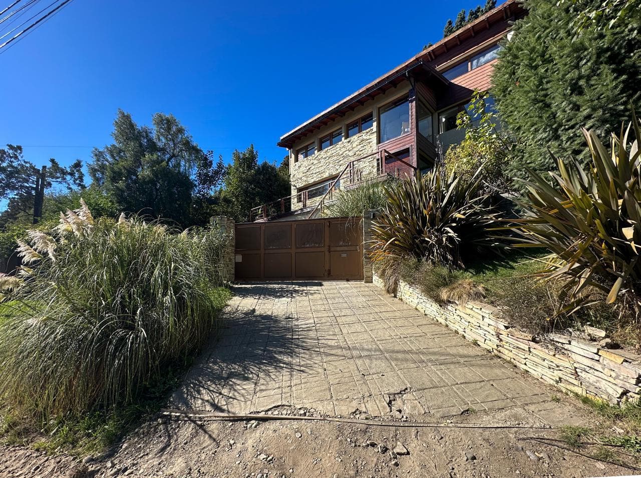 Luxury home in San Carlos de Bariloche, between Routes Km 7