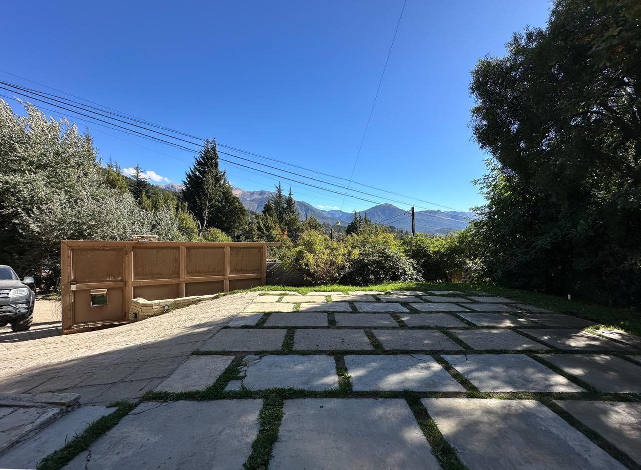 Luxury home in San Carlos de Bariloche, between Routes Km 7