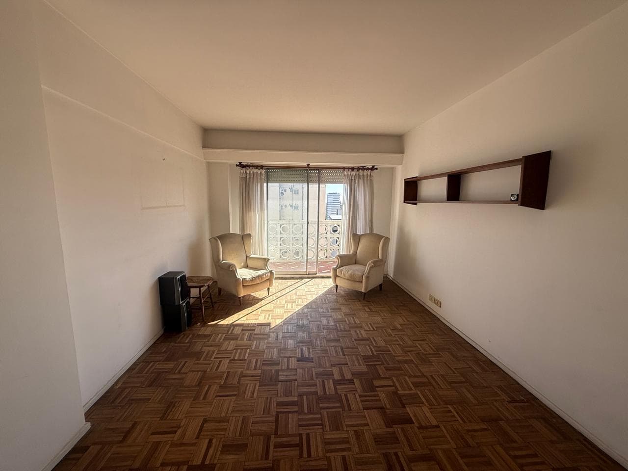 3-ROOM APARTMENT FOR SALE IN DOWNTOWN QUILMES—IDEAL FOR PROFESSIONALS.