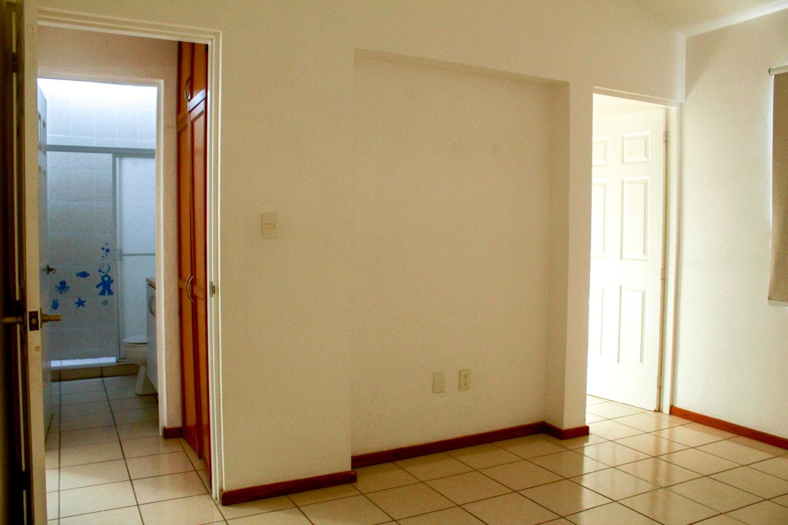 OPPORTUNITY: SPACIOUS HOME FOR SALE IN REAL DEL BOSQUE, QUERÉTARO Home in a condominium complex