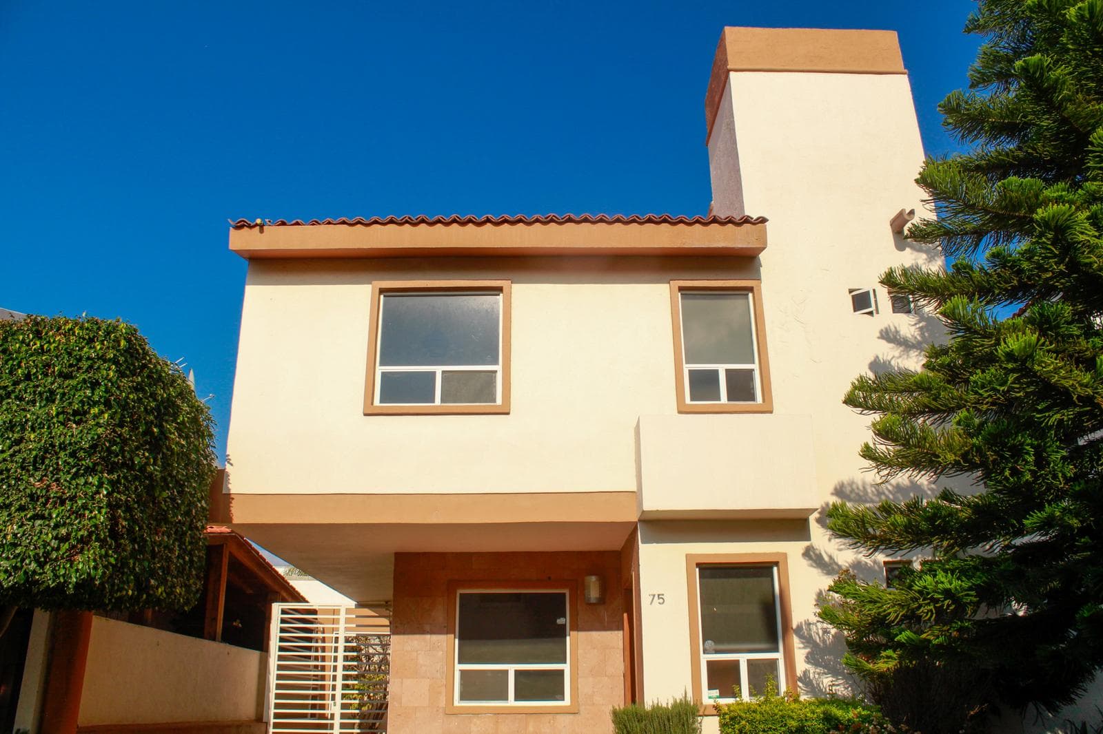 OPPORTUNITY: SPACIOUS HOME FOR SALE IN REAL DEL BOSQUE, QUERÉTARO Home in a condominium complex