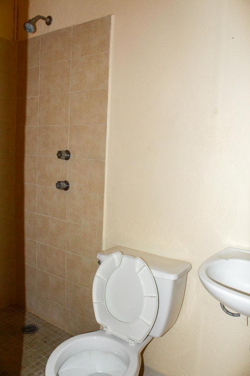OPPORTUNITY: SPACIOUS HOME FOR SALE IN REAL DEL BOSQUE, QUERÉTARO Home in a condominium complex