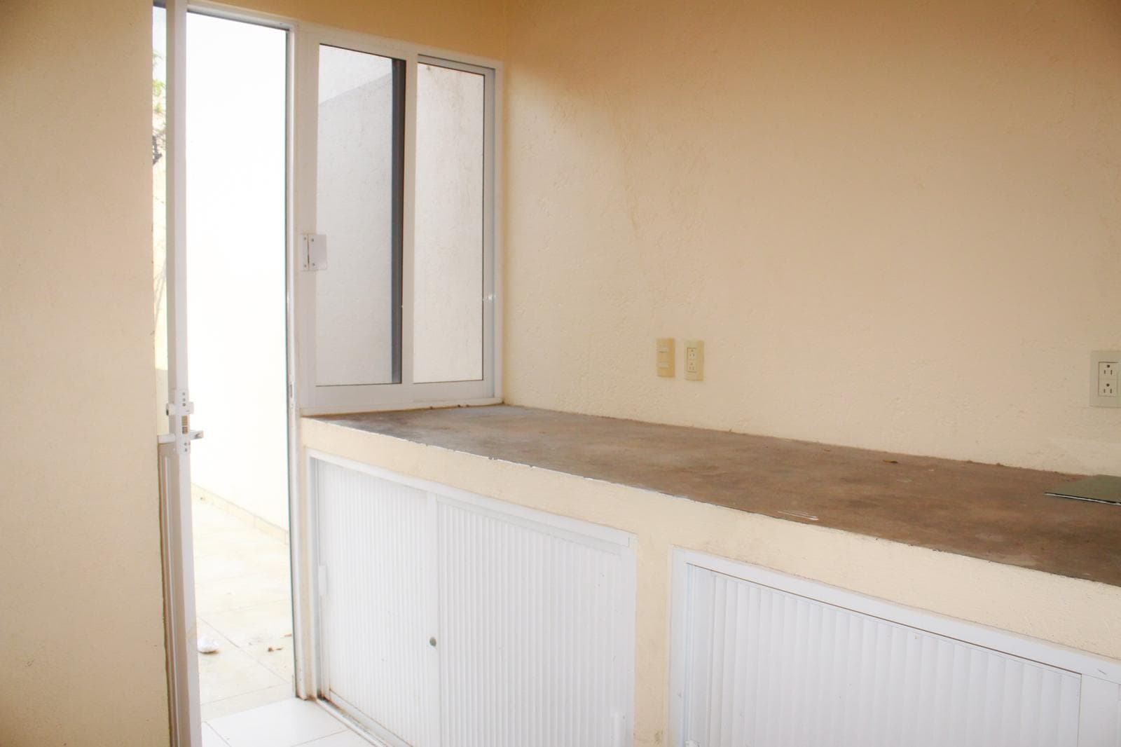 OPPORTUNITY: SPACIOUS HOME FOR SALE IN REAL DEL BOSQUE, QUERÉTARO Home in a condominium complex