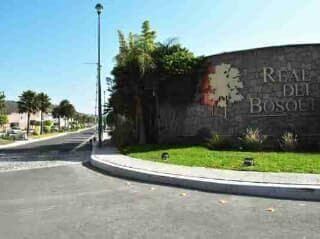 OPPORTUNITY: SPACIOUS HOME FOR SALE IN REAL DEL BOSQUE, QUERÉTARO Home in a condominium complex