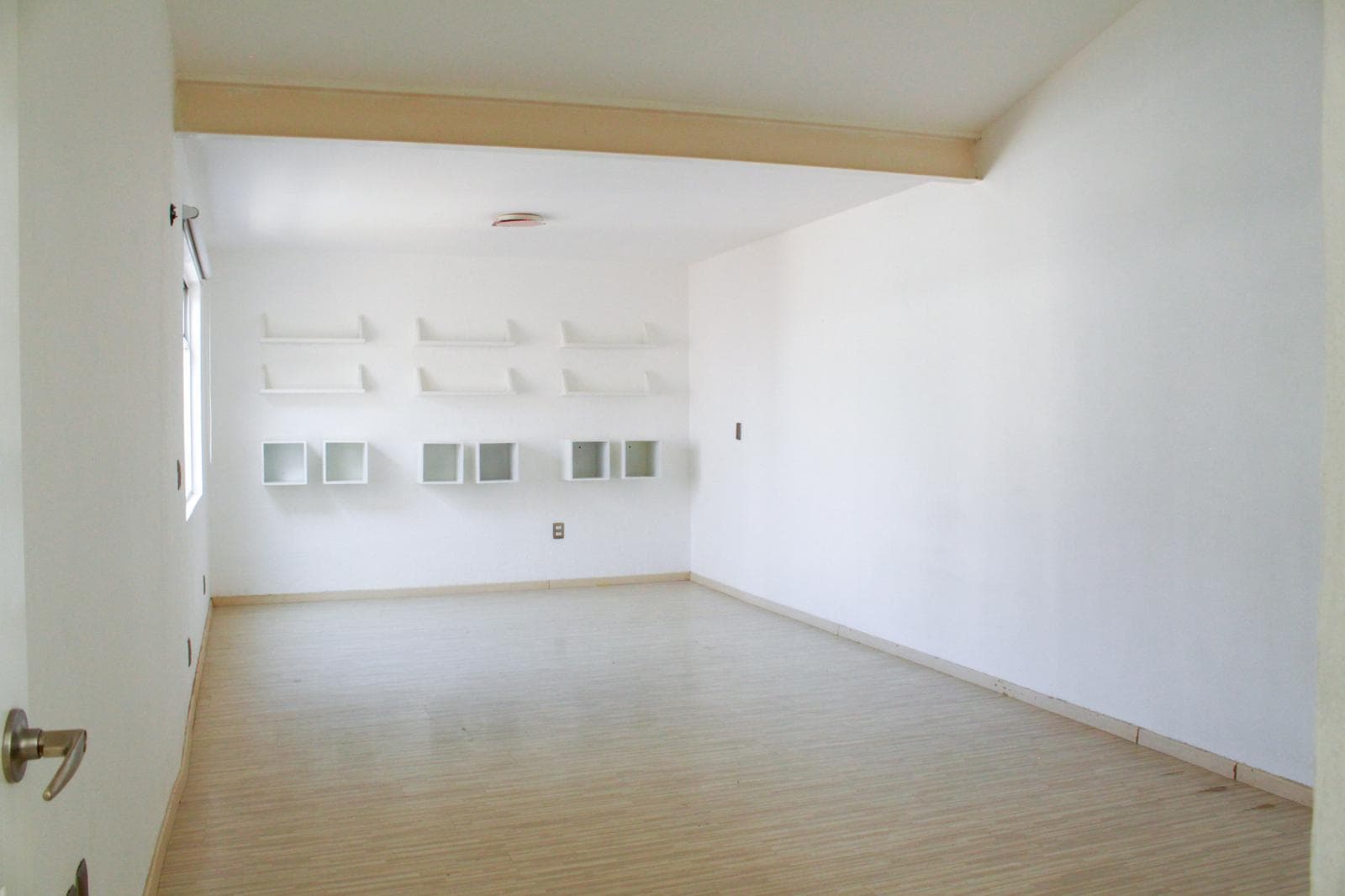 OPPORTUNITY: SPACIOUS HOME FOR SALE IN REAL DEL BOSQUE, QUERÉTARO Home in a condominium complex