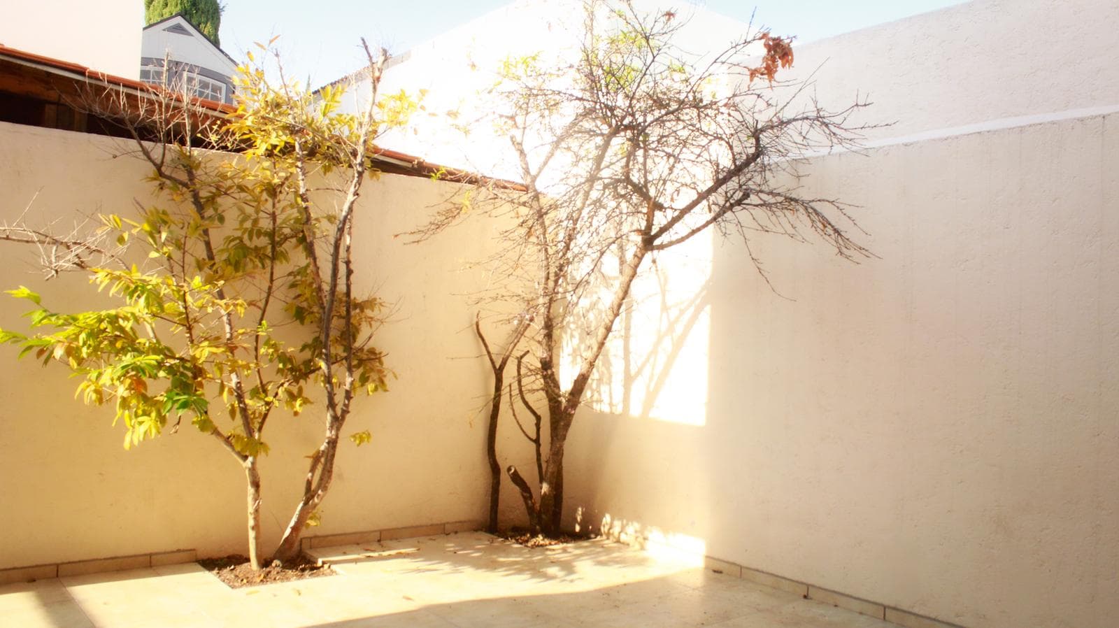 OPPORTUNITY: SPACIOUS HOME FOR SALE IN REAL DEL BOSQUE, QUERÉTARO Home in a condominium complex