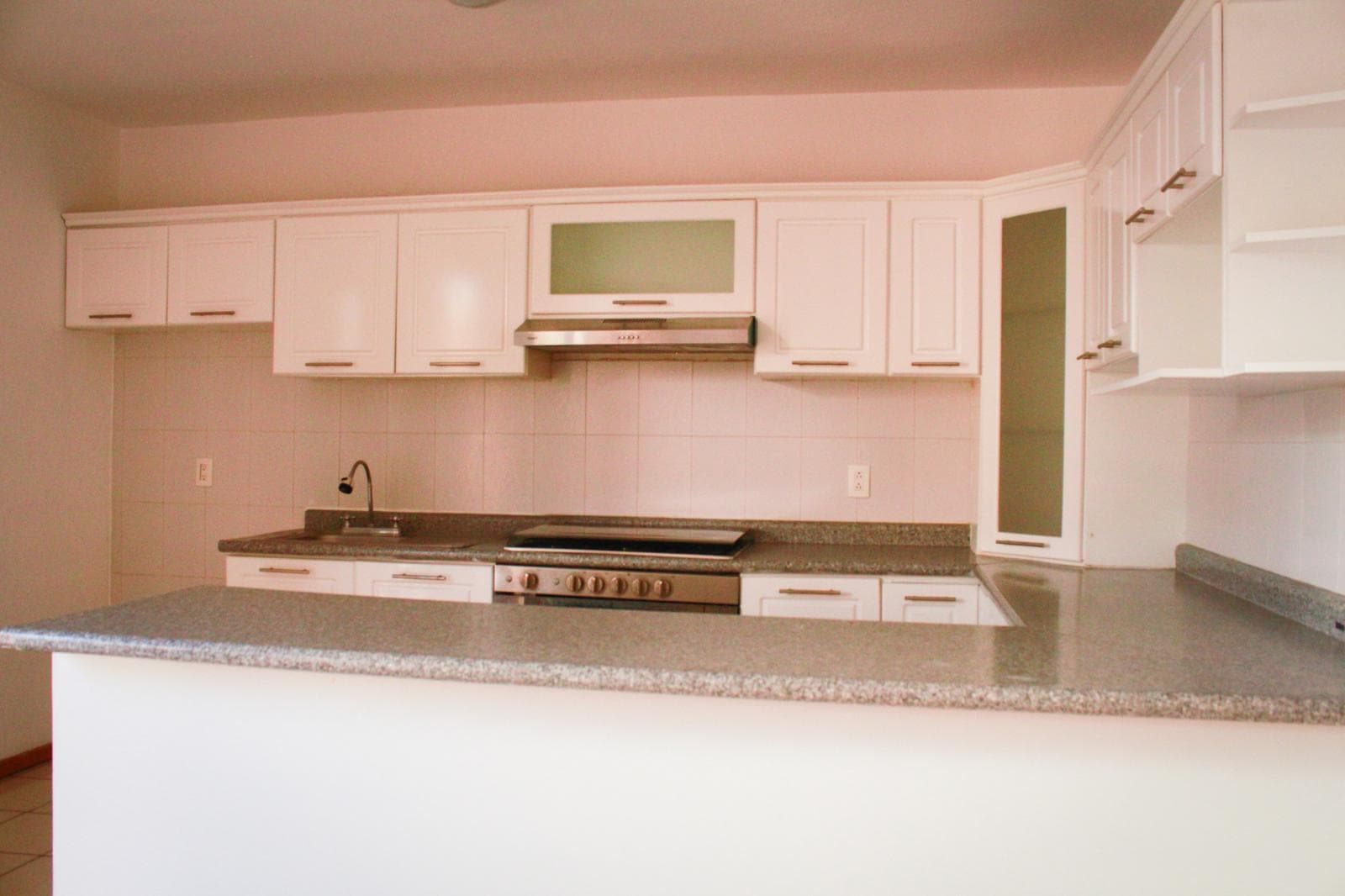 OPPORTUNITY: SPACIOUS HOME FOR SALE IN REAL DEL BOSQUE, QUERÉTARO Home in a condominium complex