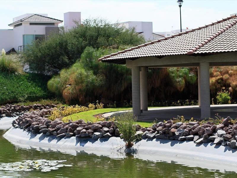OPPORTUNITY: SPACIOUS HOME FOR SALE IN REAL DEL BOSQUE, QUERÉTARO Home in a condominium complex
