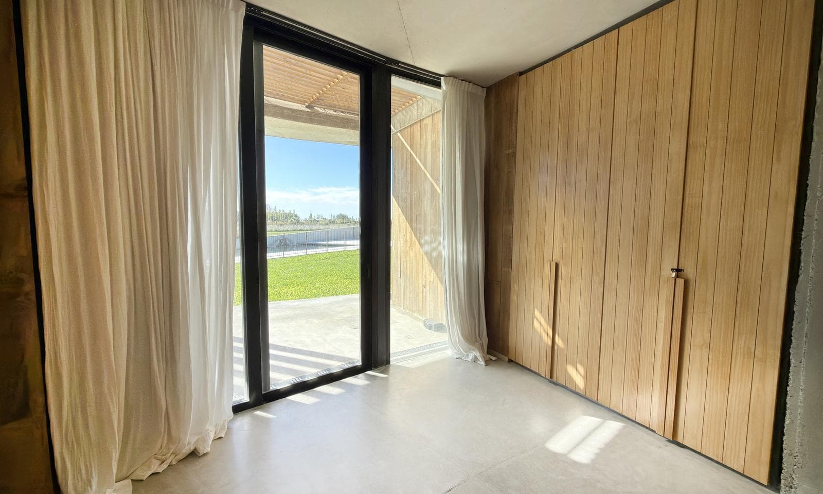 Modern 4-Bedroom House for Sale, 1 HA, Gated Community in Chacras La Macarena, Exaltación de la Cruz.