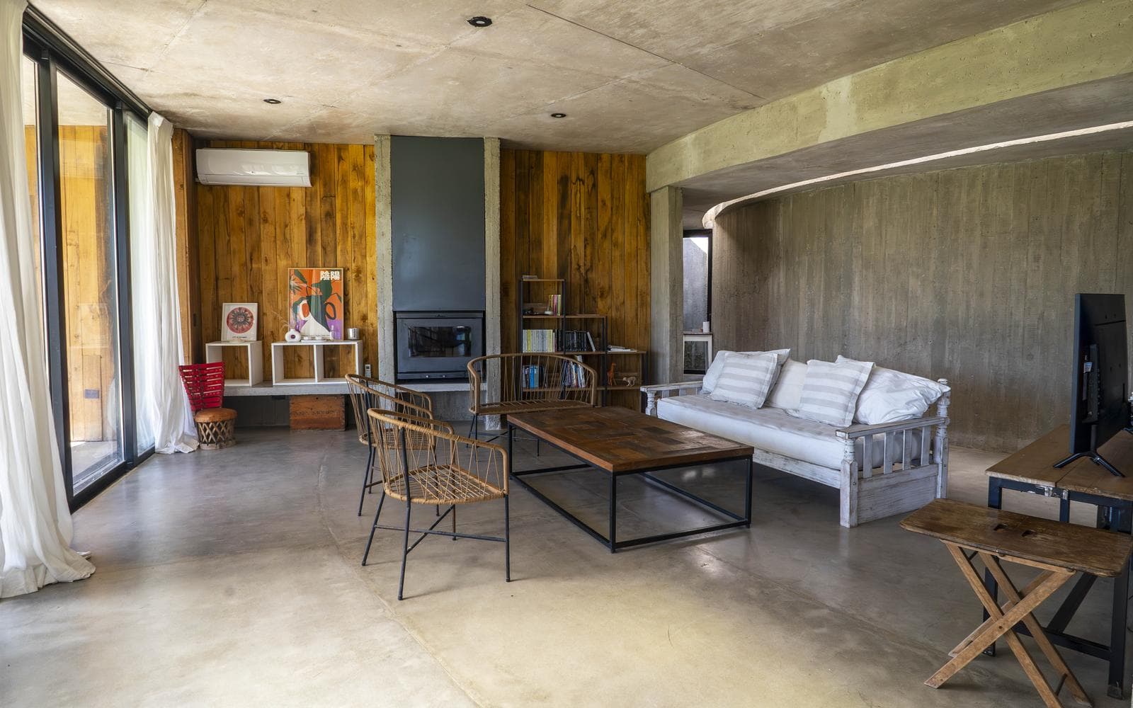 Modern 4-Bedroom House for Sale, 1 HA, Gated Community in Chacras La Macarena, Exaltación de la Cruz.