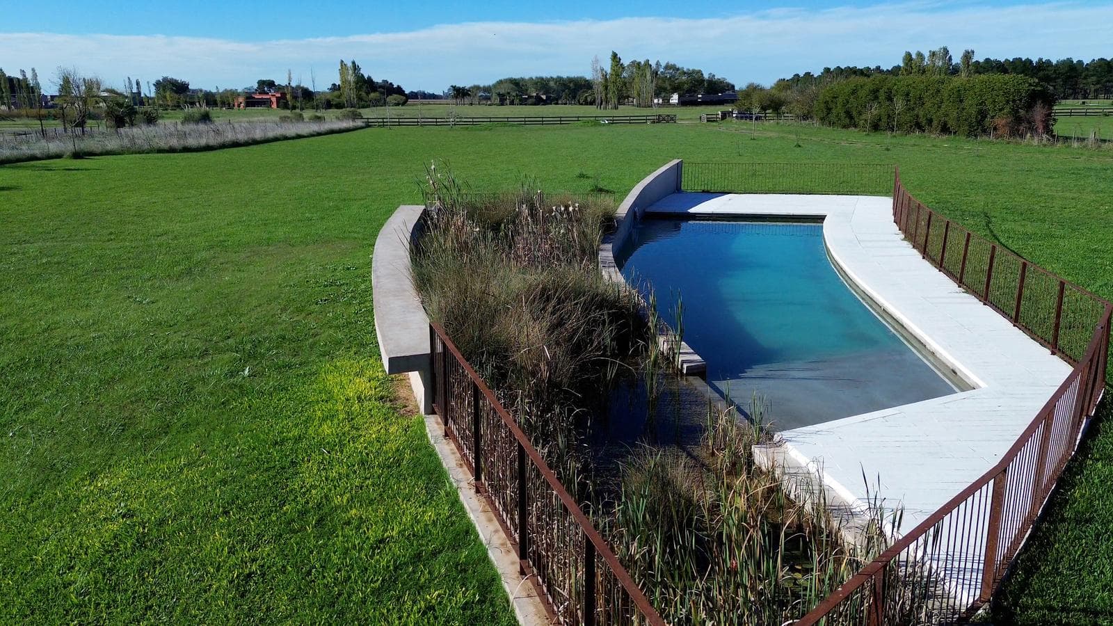 Modern 4-Bedroom House for Sale, 1 HA, Gated Community in Chacras La Macarena, Exaltación de la Cruz.