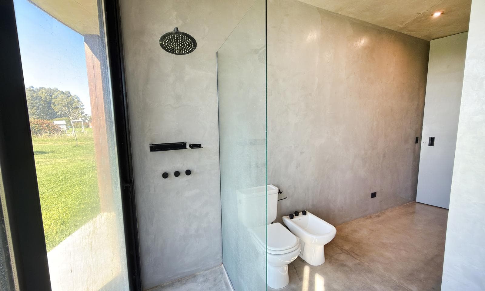 Modern 4-Bedroom House for Sale, 1 HA, Gated Community in Chacras La Macarena, Exaltación de la Cruz.