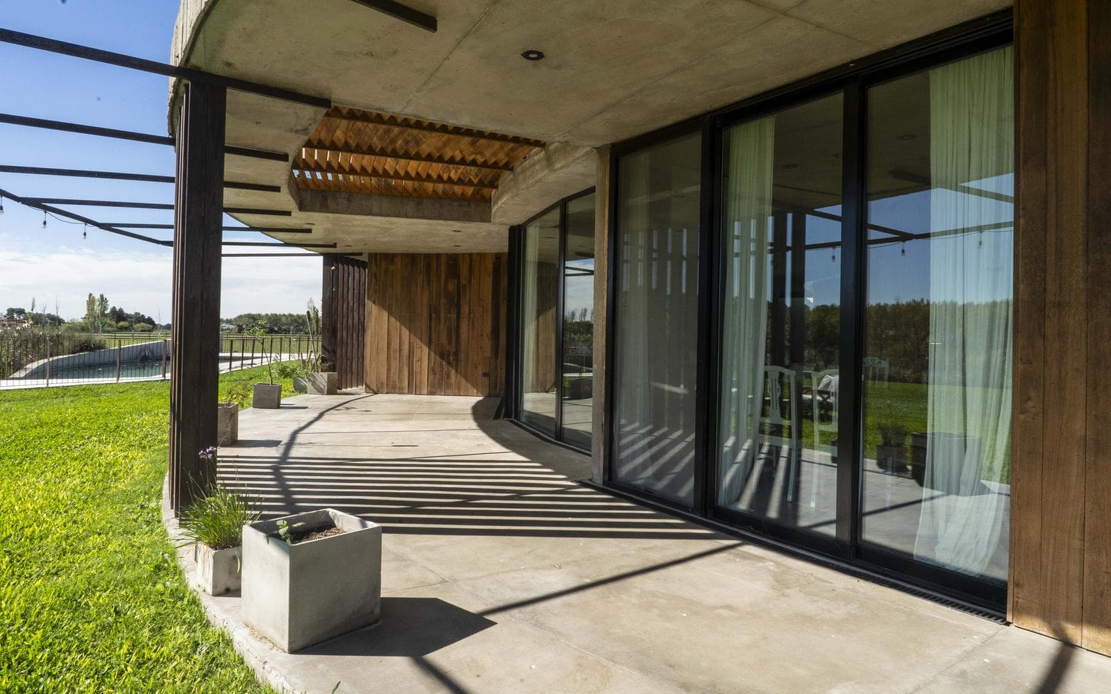 Modern 4-Bedroom House for Sale, 1 HA, Gated Community in Chacras La Macarena, Exaltación de la Cruz.