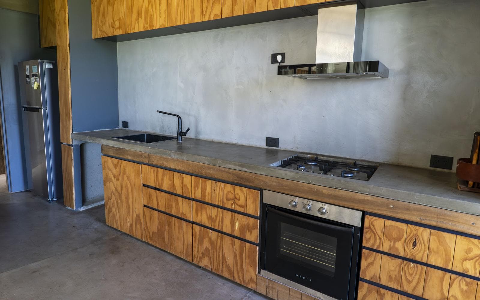 Modern 4-Bedroom House for Sale, 1 HA, Gated Community in Chacras La Macarena, Exaltación de la Cruz.