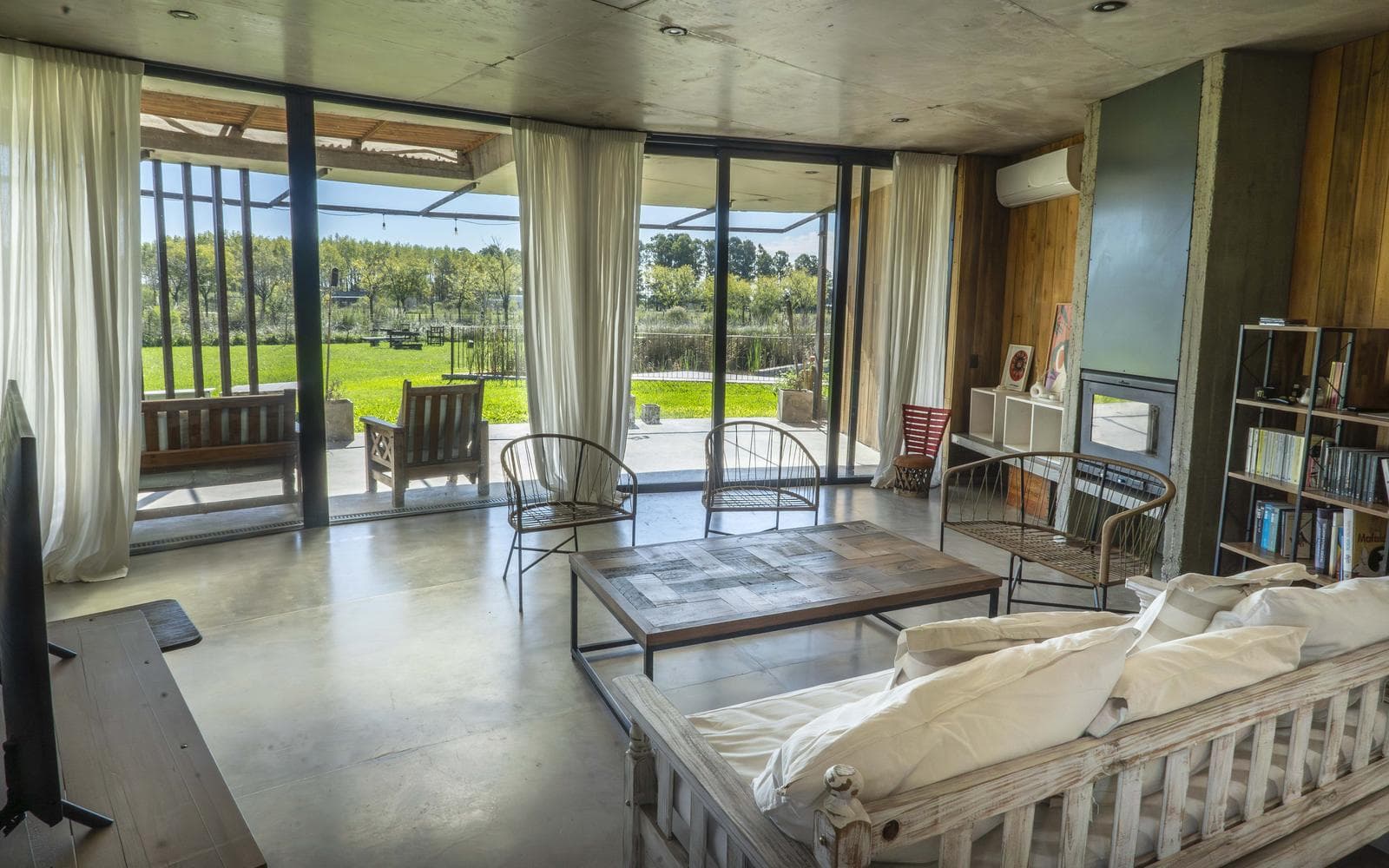 Modern 4-Bedroom House for Sale, 1 HA, Gated Community in Chacras La Macarena, Exaltación de la Cruz.