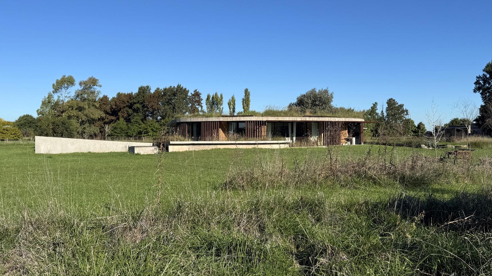 Modern 4-Bedroom House for Sale, 1 HA, Gated Community in Chacras La Macarena, Exaltación de la Cruz.