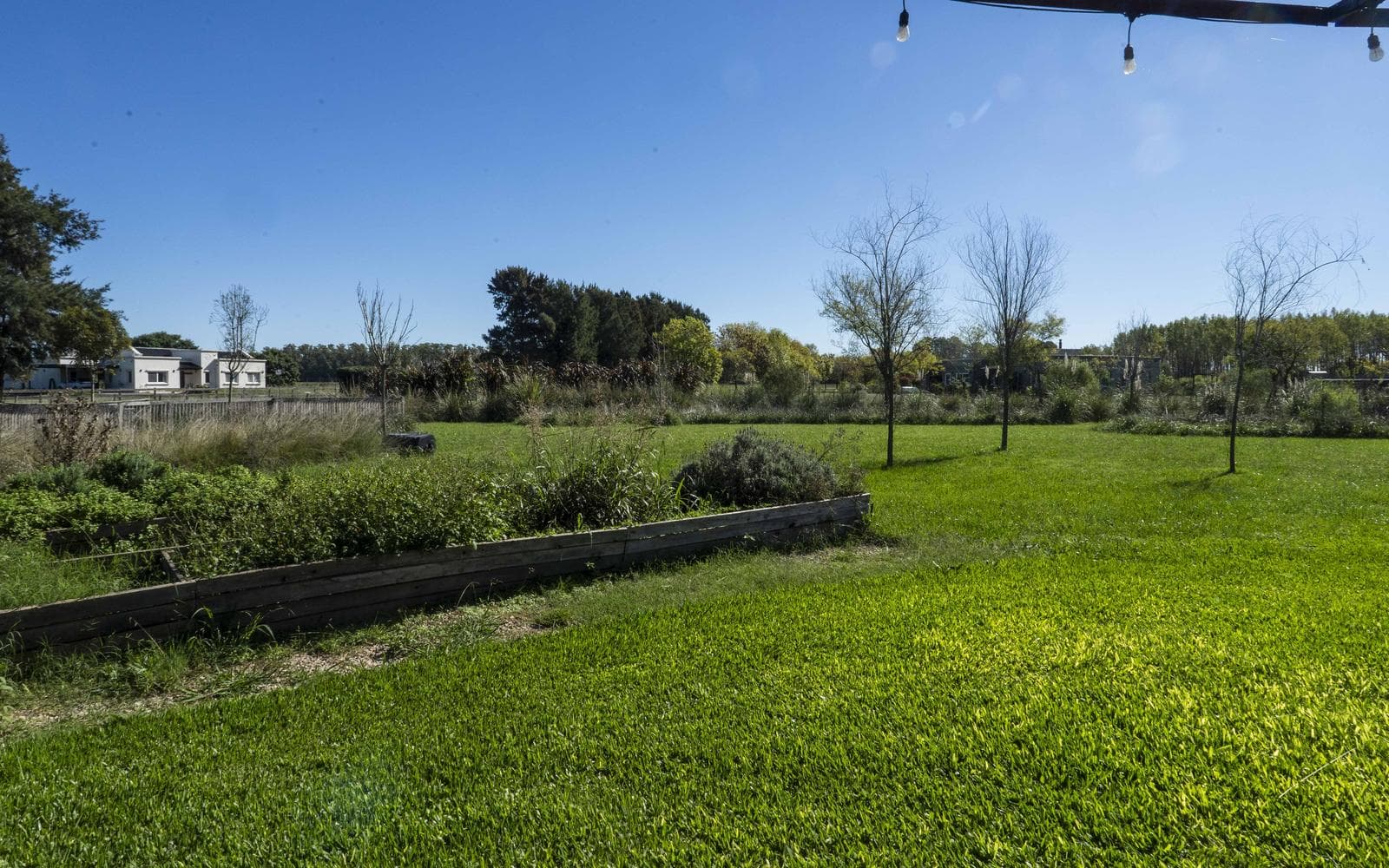 Modern 4-Bedroom House for Sale, 1 HA, Gated Community in Chacras La Macarena, Exaltación de la Cruz.