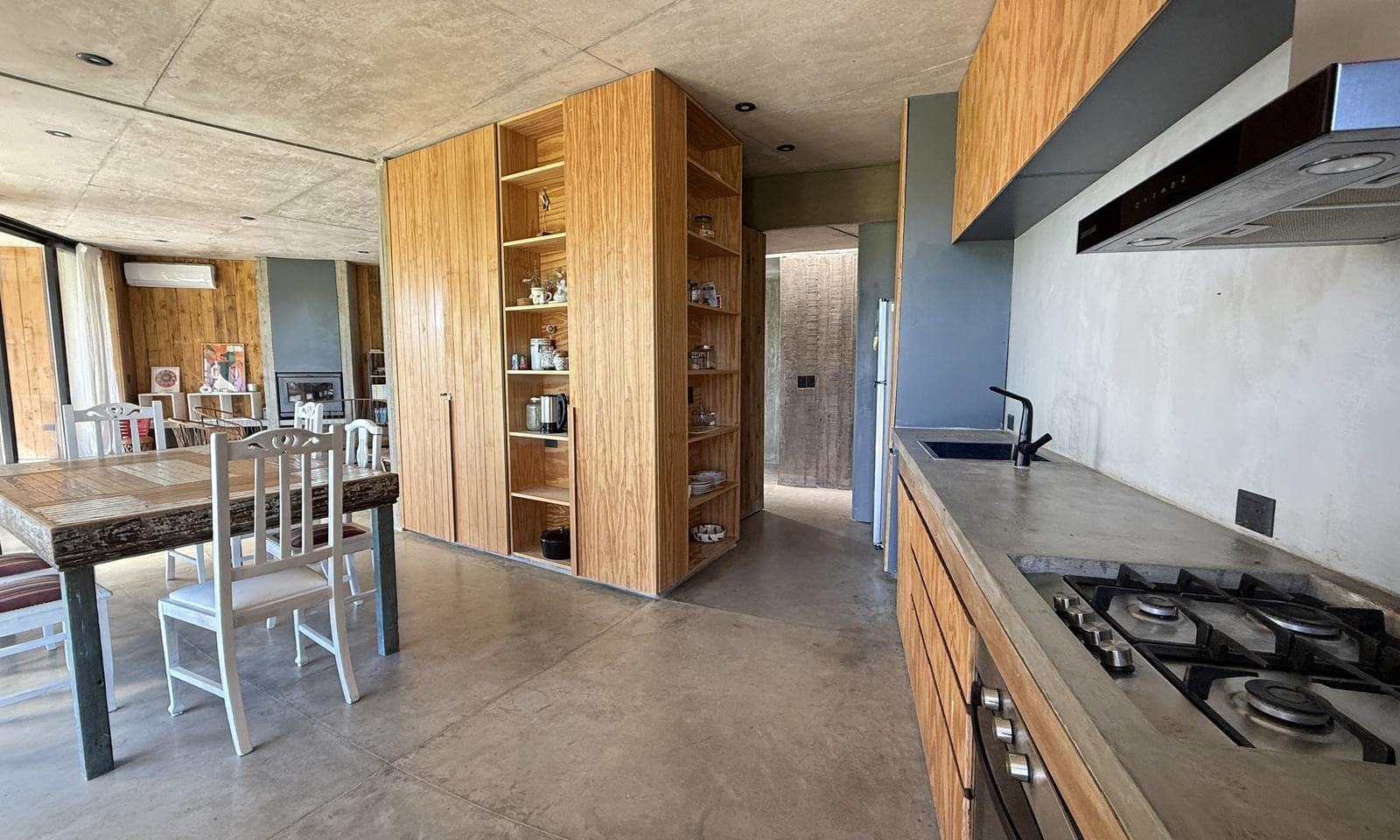 Modern 4-Bedroom House for Sale, 1 HA, Gated Community in Chacras La Macarena, Exaltación de la Cruz.