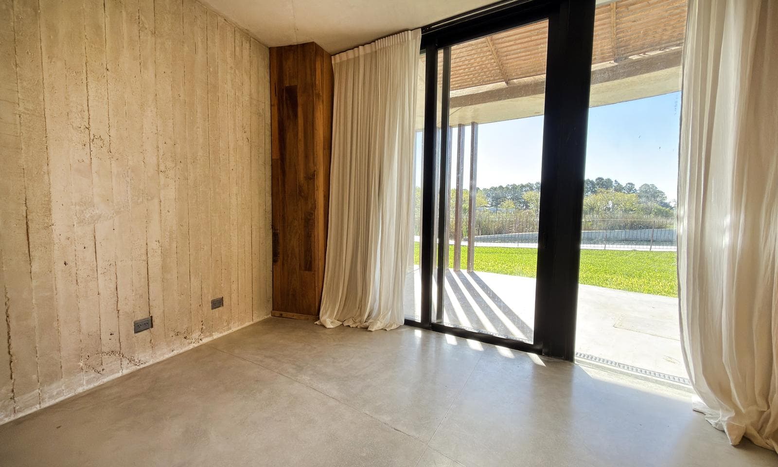 Modern 4-Bedroom House for Sale, 1 HA, Gated Community in Chacras La Macarena, Exaltación de la Cruz.