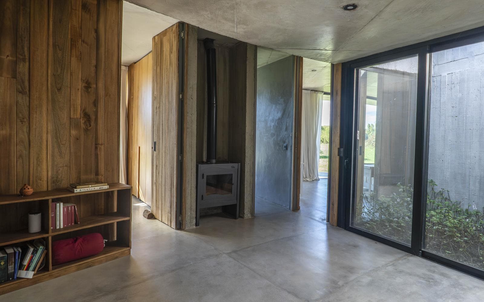 Modern 4-Bedroom House for Sale, 1 HA, Gated Community in Chacras La Macarena, Exaltación de la Cruz.