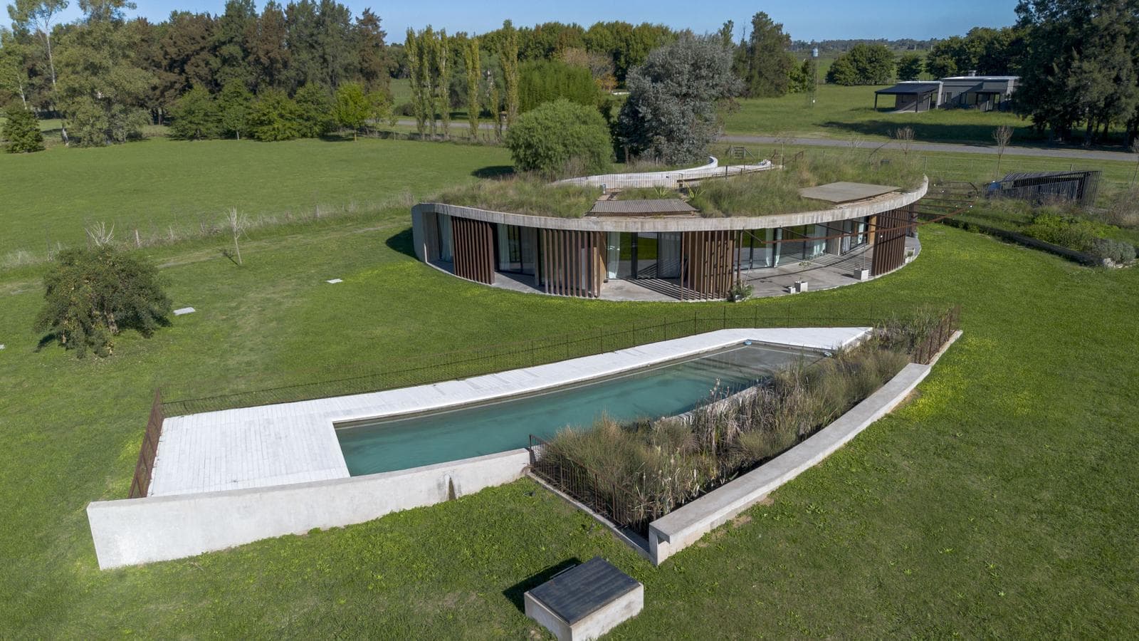 Modern 4-Bedroom House for Sale, 1 HA, Gated Community in Chacras La Macarena, Exaltación de la Cruz.