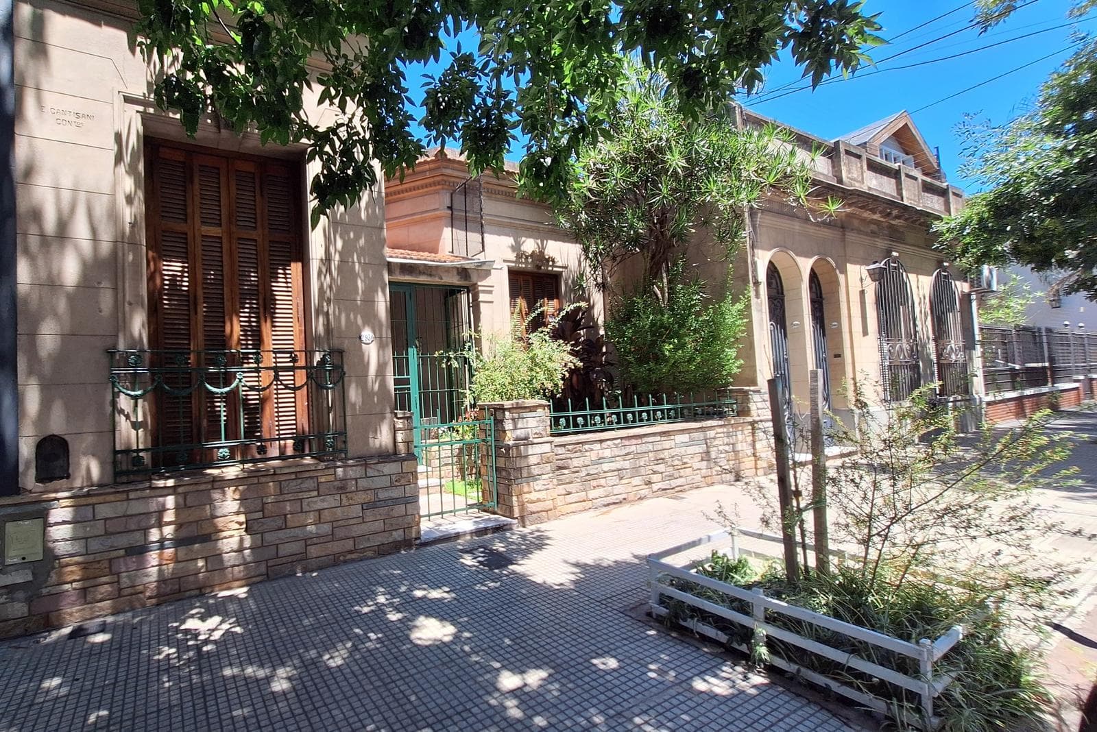VENTA CASA SOBRE LOTE USAM con jardín y terraza en Villa del Parque