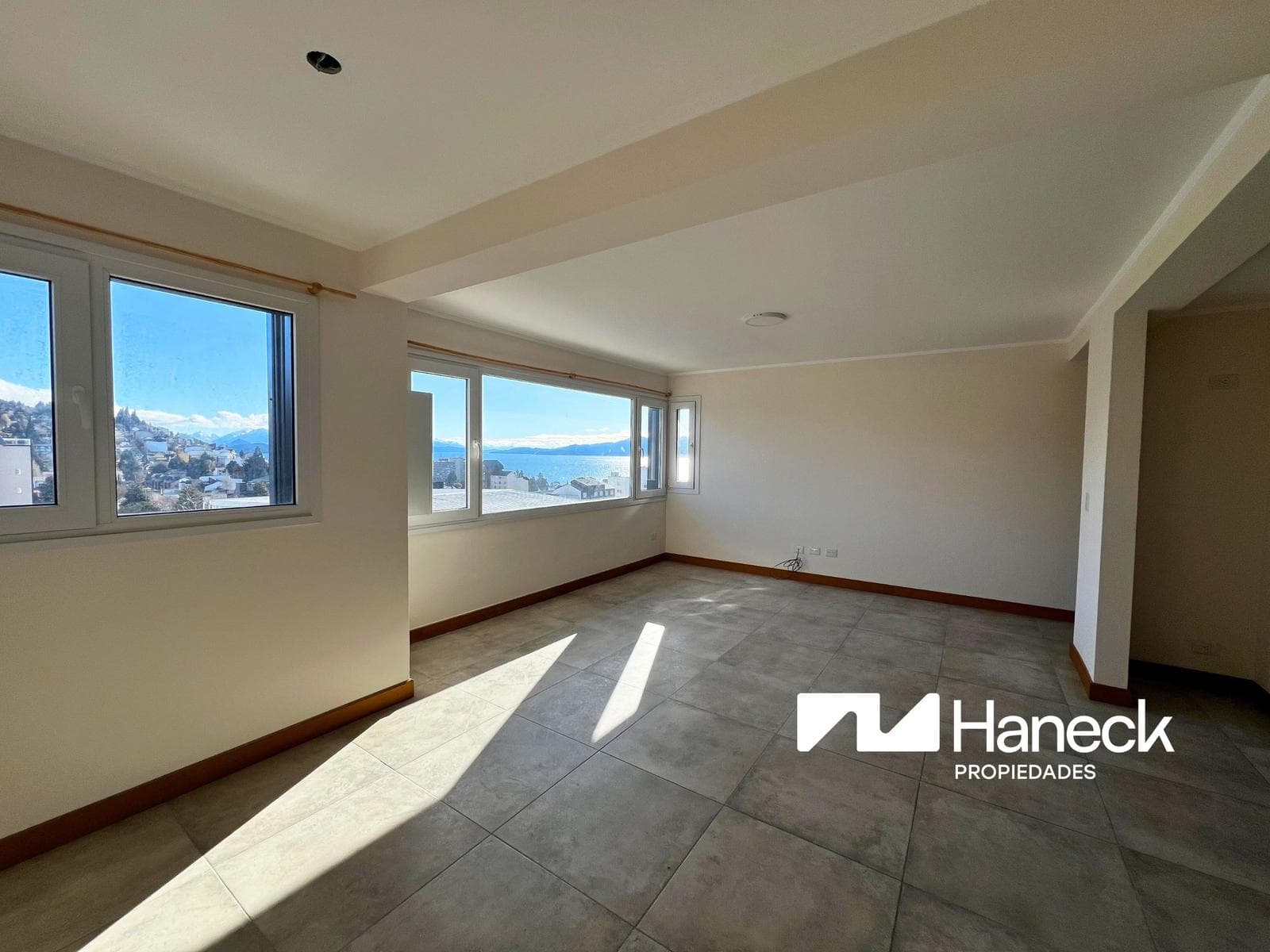 FOR SALE: 2-bedroom apartment with a view of the lake, downtown Bariloche