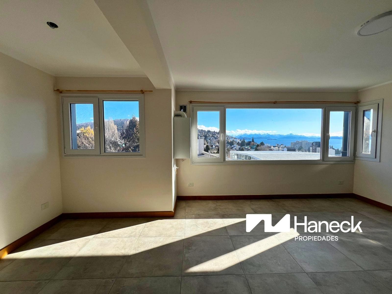 FOR SALE: 2-bedroom apartment with a view of the lake, downtown Bariloche