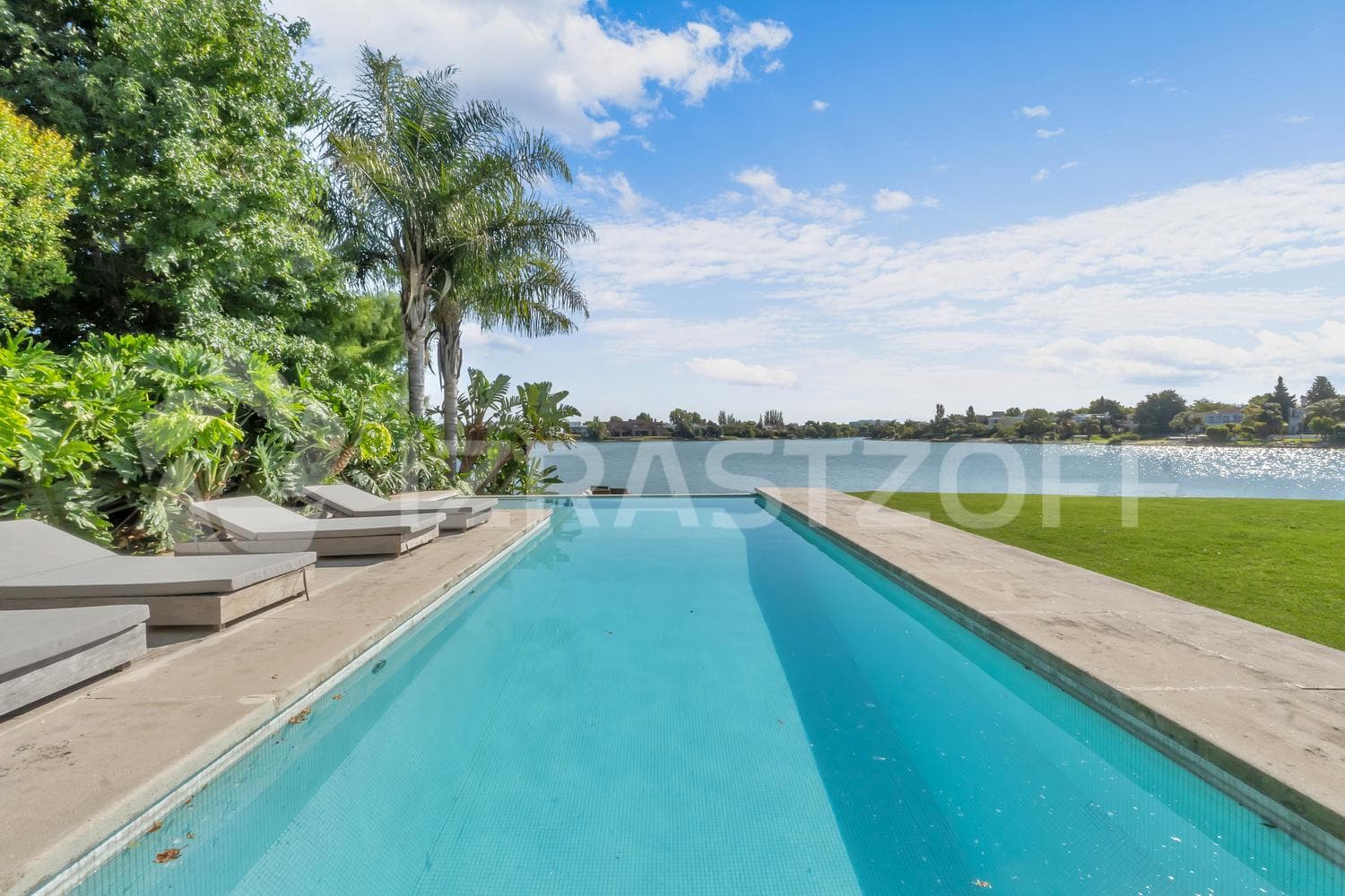 House for sale in Santa Bárbara, 3 or 4 bedrooms from the central lagoon, with a view of the sunset