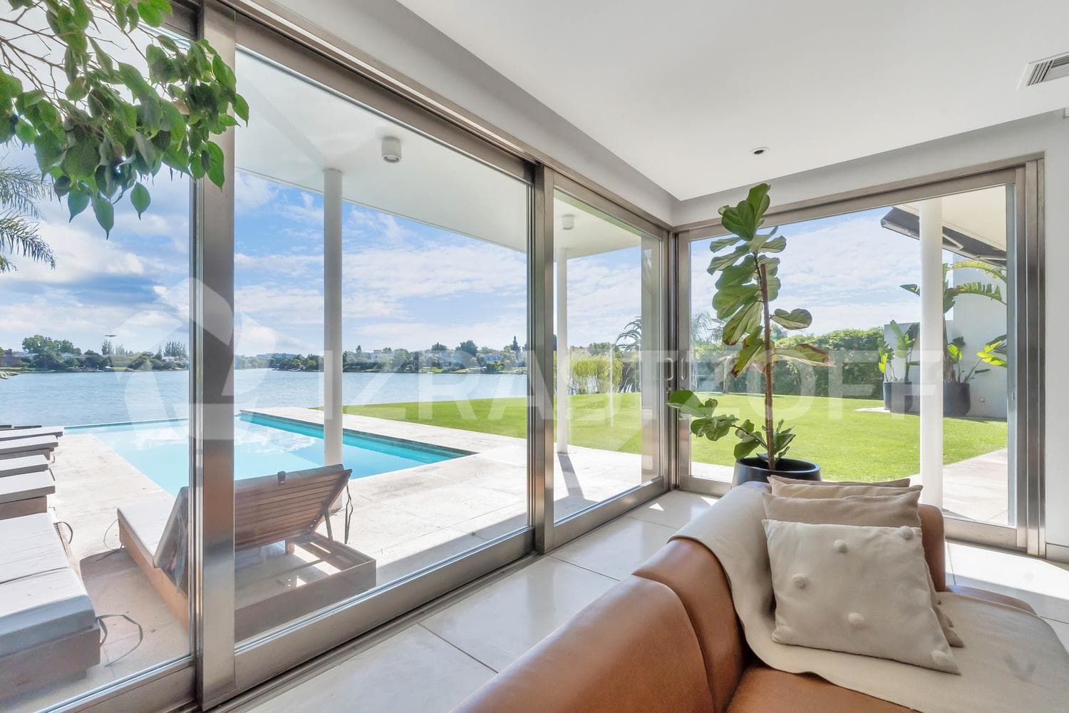 House for sale in Santa Bárbara, 3 or 4 bedrooms from the central lagoon, with a view of the sunset