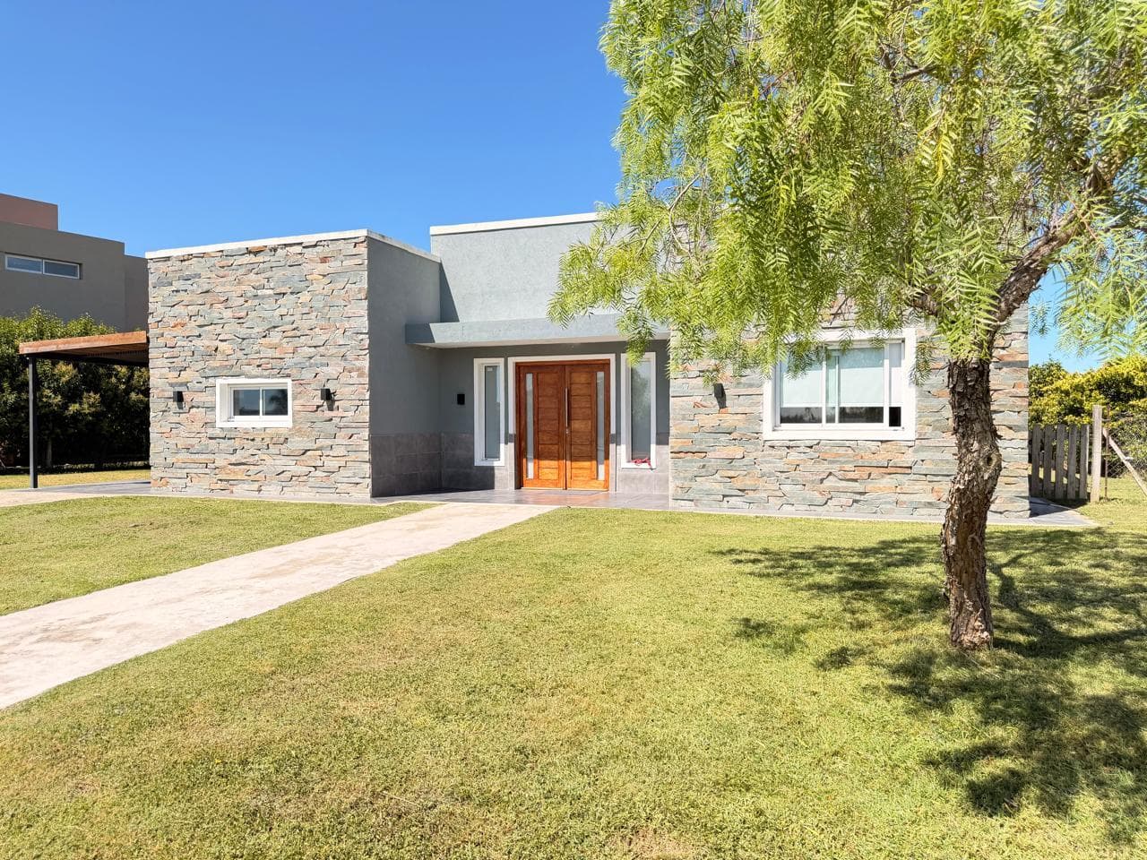 Single-story, 3-bedroom house overlooking the lagoon in San Sebastián. QUALIFIES FOR A LOAN
