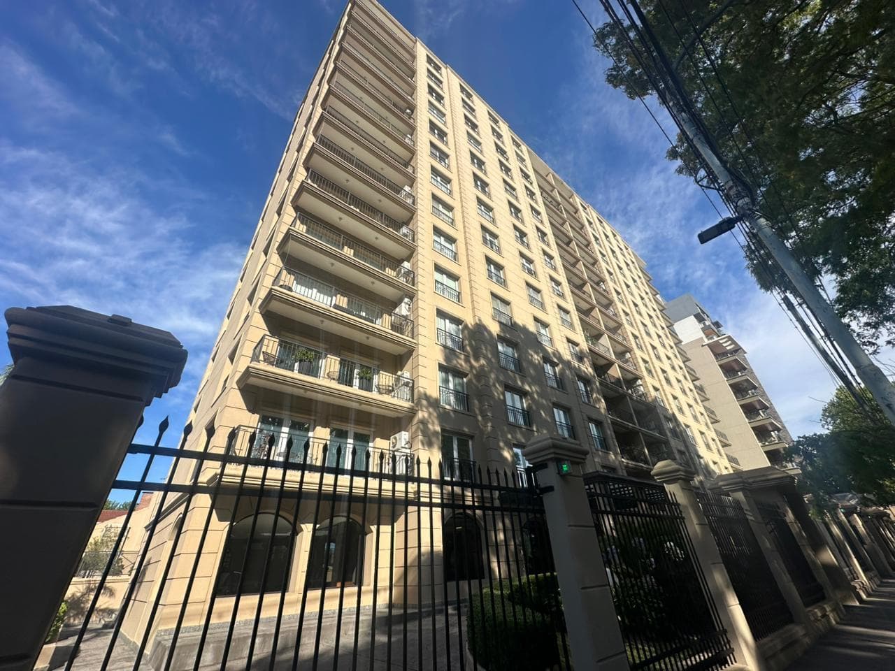 FOR SALE/RENT: LUXURY 4-ROOM APARTMENT WITH TWO PARKING SPACES AND AMENITIES IN DOWNTOWN QUILMES
