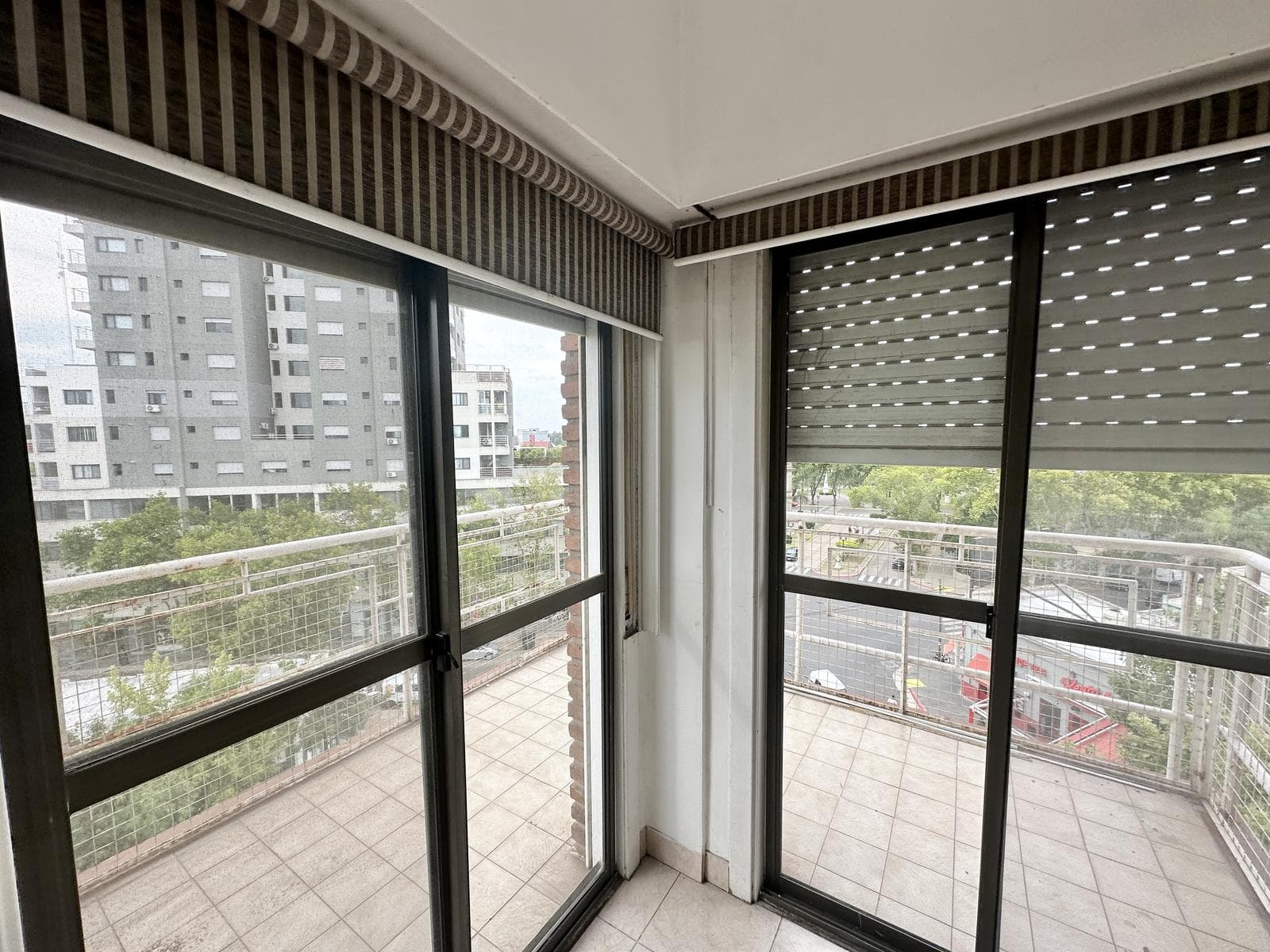 2-bedroom apartment for sale. Front-facing balcony. Laundry room. Right in the heart of Campana